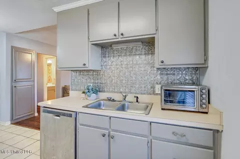 Kitchen - 528 Stonecreek Dr, Brandon, MS 39042 photo 1 of 2