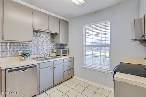 Kitchen - 528 Stonecreek Dr, Brandon, MS 39042 photo 2 of 2