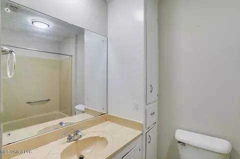Bath - 1207 Cherry Stone Cir, Clinton, MS 39056 photo 2 of 2