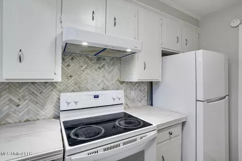 Kitchen - 1207 Cherry Stone Cir, Clinton, MS 39056 photo 2 of 3
