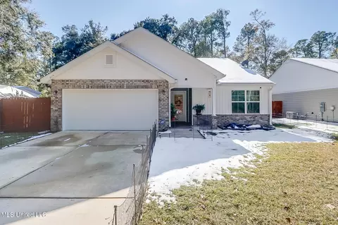 6115 Beach St, Ocean Springs, MS 39564