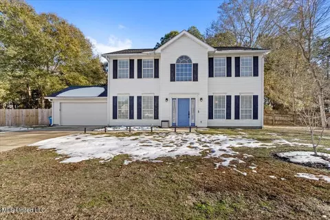 10 N Lakeview Dr, Ocean Springs, MS 39564