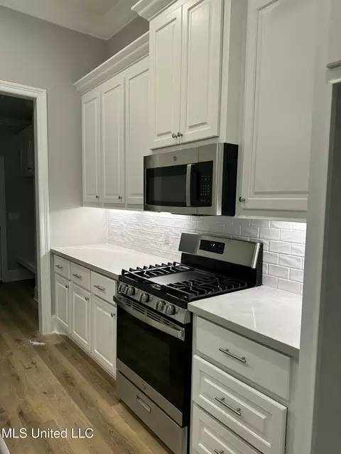 Kitchen - 302 Chapel Crest Cv, Madison, MS 39110 photo 2 of 3