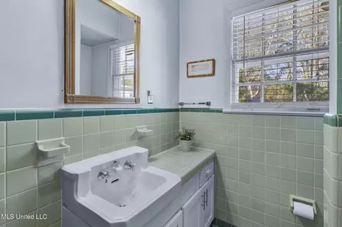 Bath - 3739 Montrose Cir, Jackson, MS 39216 photo 6 of 6