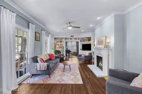Living - 3739 Montrose Cir, Jackson, MS 39216 photo 2 of 5