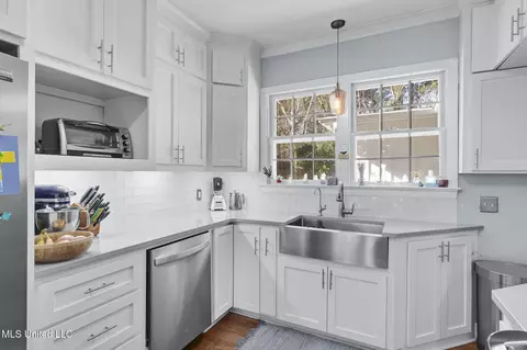 Kitchen - 3739 Montrose Cir, Jackson, MS 39216 photo 3 of 4