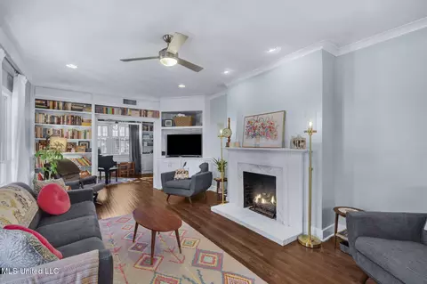 Living - 3739 Montrose Cir, Jackson, MS 39216 photo 3 of 5