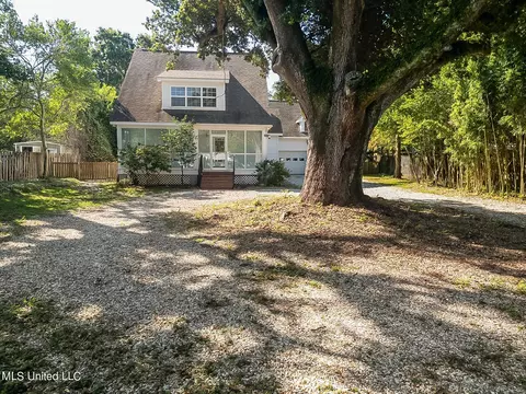 426 E 2nd St, Pass Christian, MS 39571