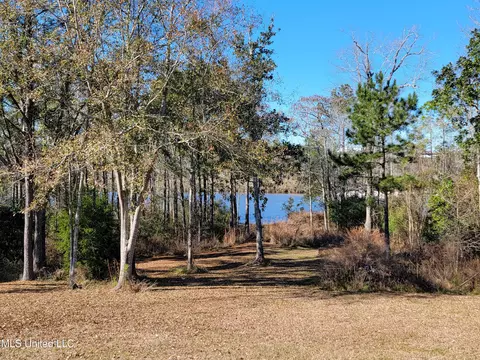 11081 Shorecrest Rd, Biloxi, MS 39532 photo 2