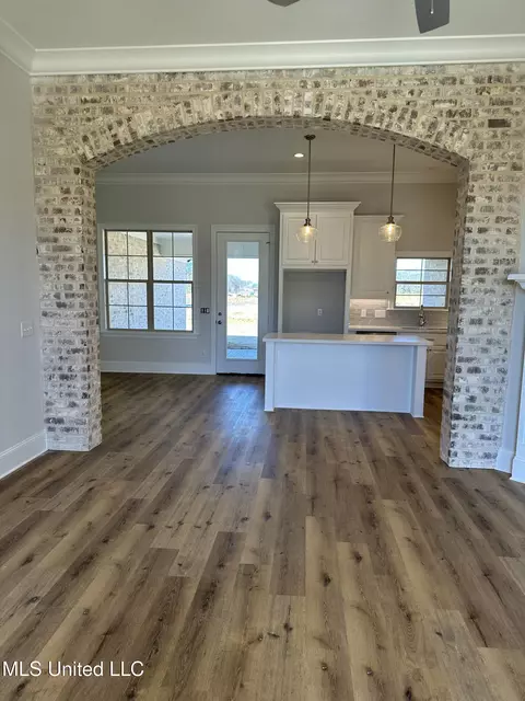 493 Aurora Cir, Canton, MS 39046 photo 2