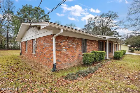 Exterior - 1227 Deerfield Ln, Jackson, MS 39211 photo 2 of 7