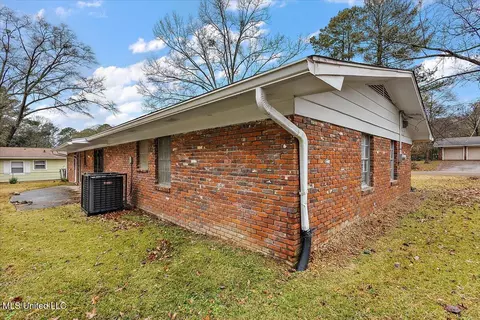 Exterior - 1227 Deerfield Ln, Jackson, MS 39211 photo 6 of 7