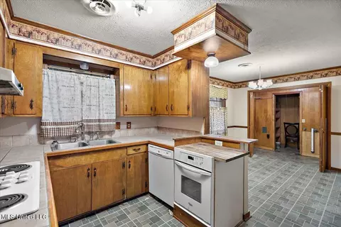 Kitchen - 1227 Deerfield Ln, Jackson, MS 39211 photo 2 of 3
