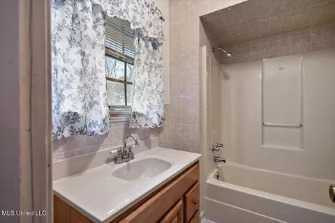 Bath - 1227 Deerfield Ln, Jackson, MS 39211 photo 1 of 3