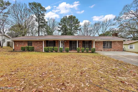 1227 Deerfield Ln, Jackson, MS 39211