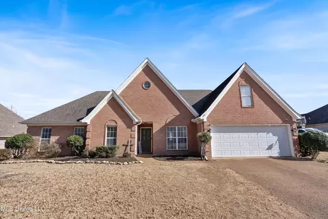 Exterior - 1016 Deer Creek Dr, Hernando, MS 38632 photo 3 of 7