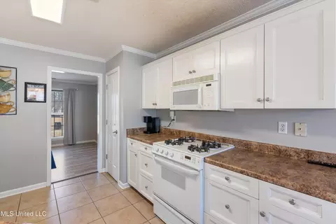 Kitchen - 1016 Deer Creek Dr, Hernando, MS 38632 photo 2 of 4