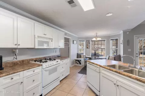 Kitchen - 1016 Deer Creek Dr, Hernando, MS 38632 photo 4 of 4