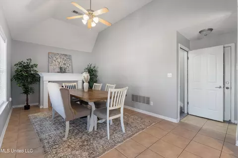 Entry Way - 1016 Deer Creek Dr, Hernando, MS 38632 photo 3 of 3