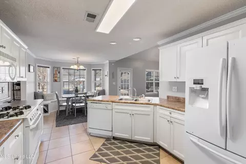 Kitchen - 1016 Deer Creek Dr, Hernando, MS 38632 photo 3 of 4