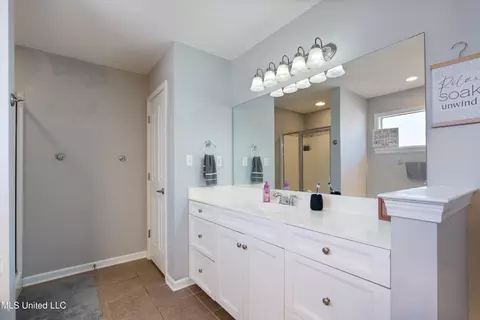 Bath - 1016 Deer Creek Dr, Hernando, MS 38632 photo 2 of 5