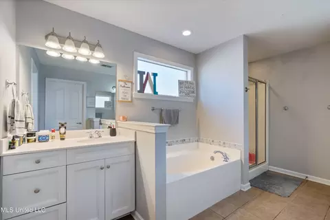 Bath - 1016 Deer Creek Dr, Hernando, MS 38632 photo 1 of 5