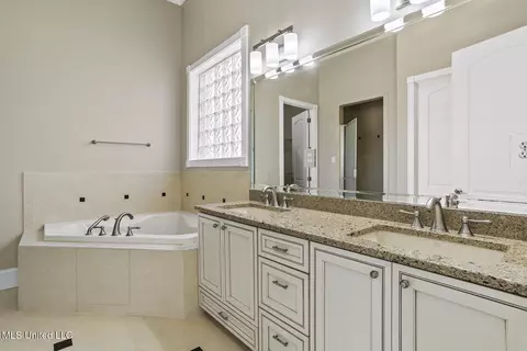 Bath - 403 Heritage Pl, Flowood, MS 39232 photo 1 of 7
