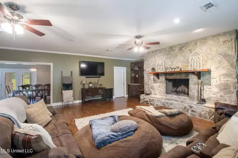 Living - 21 Cozy Corner Rd, Wiggins, MS 39577 photo 2 of 3