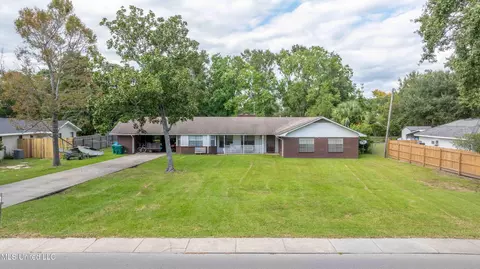 1419 Porter Ave, Ocean Springs, MS 39564
