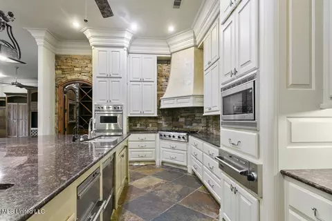 Kitchen - 118 Chantilly Dr, Madison, MS 39110 photo 3 of 8