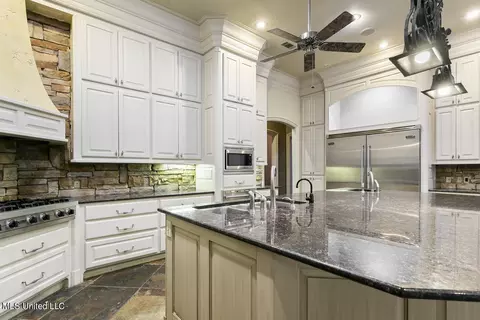 Kitchen - 118 Chantilly Dr, Madison, MS 39110 photo 7 of 8