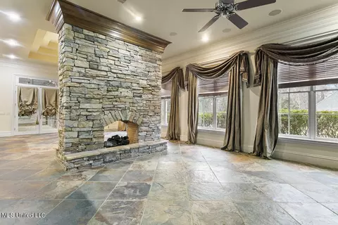 Living - 118 Chantilly Dr, Madison, MS 39110 photo 5 of 6