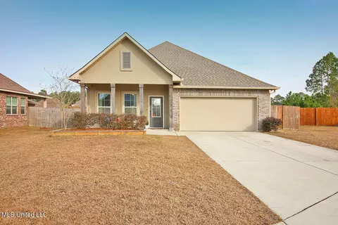 501 Palm Breeze Dr, Ocean Springs, MS 39564