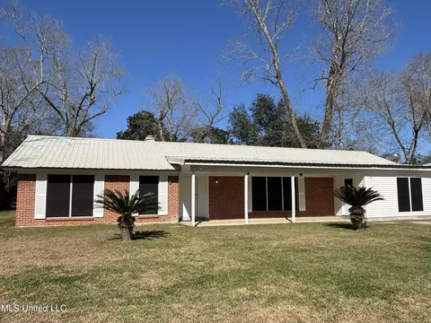 1310 Sally Dr, Picayune, MS 39466