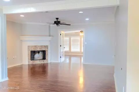 Living - 43 Quail Ln, Brandon, MS 39042 photo 2 of 4