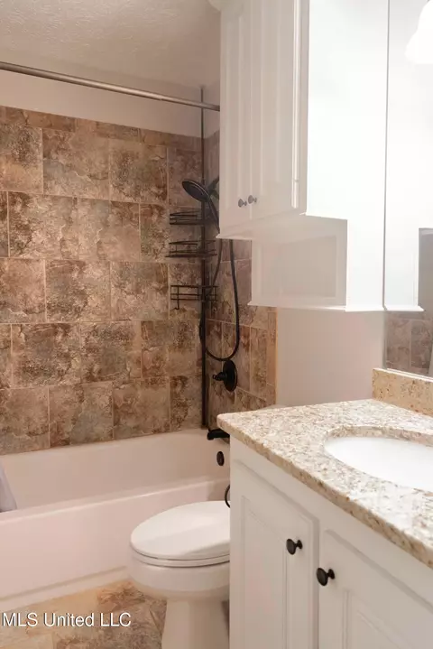 Bath - 43 Quail Ln, Brandon, MS 39042 photo 1 of 2