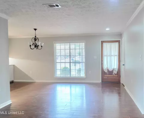Living - 43 Quail Ln, Brandon, MS 39042 photo 4 of 4