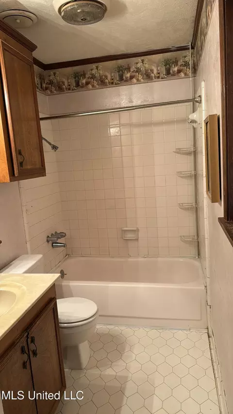 Bath - 130 W Sedgwick Ct, Jackson, MS 39211 photo 2 of 2