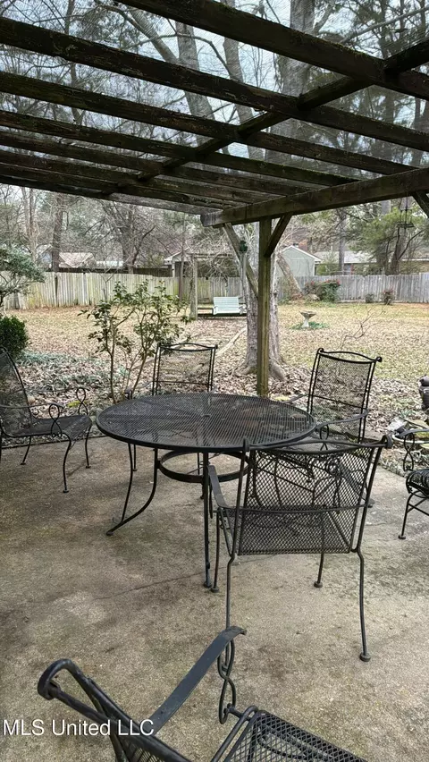 Exterior - 130 W Sedgwick Ct, Jackson, MS 39211 photo 2 of 4