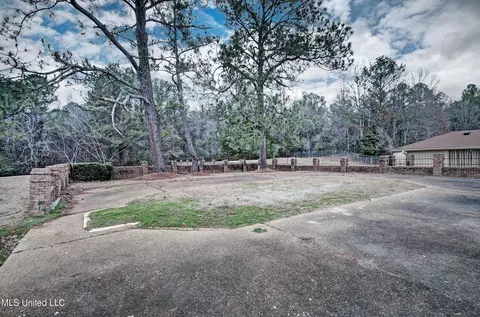 Exterior - 224 Overlook Cir, Jackson, MS 39213 photo 7 of 9