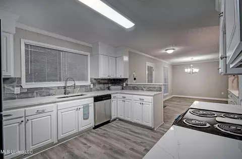 Kitchen - 224 Overlook Cir, Jackson, MS 39213 photo 3 of 3