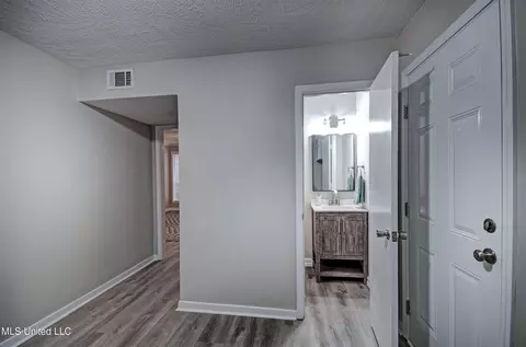 Entry Way - 224 Overlook Cir, Jackson, MS 39213 photo 3 of 3