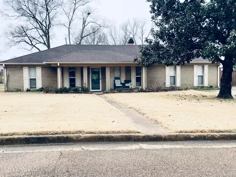 8561 W Lakeshore Dr, Southaven, MS 38671