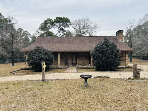9076 Hillside Rd, Biloxi, MS 39532