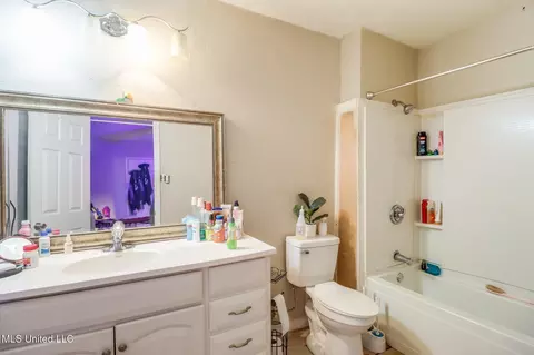 Bath - 3400 Barnett Ave, Moss Point, MS 39563 photo 1 of 1