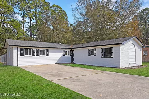 2230 Woodside Dr, Gautier, MS 39553