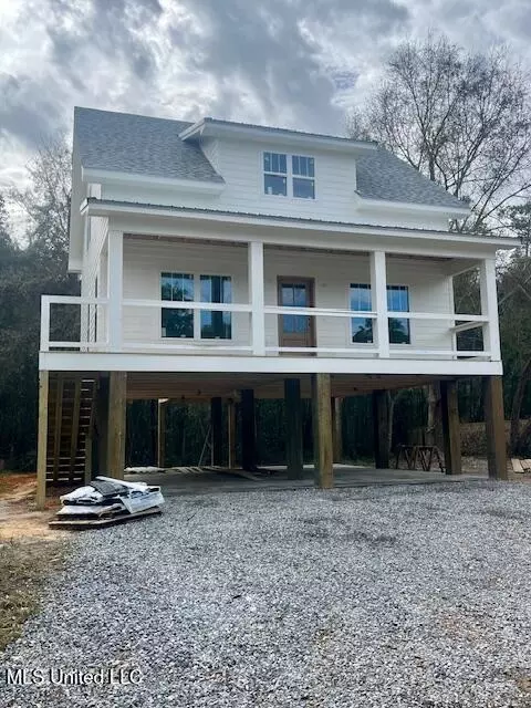 414 Thomas St, Bay Saint Louis, MS 39520