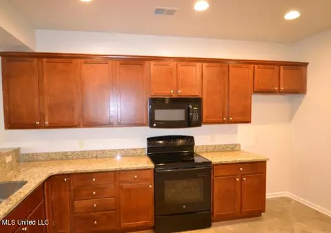 Kitchen - 8755 Parkview Oaks Cir, Olive Branch, MS 38654 photo 2 of 4