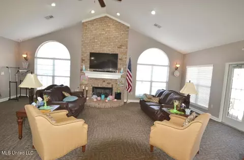 Living - 8755 Parkview Oaks Cir, Olive Branch, MS 38654 photo 3 of 3