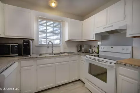 Kitchen - 113 Hidden Crst, Madison, MS 39110 photo 2 of 2